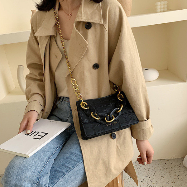 Eko bőrből készült modern női táska fém elemmel