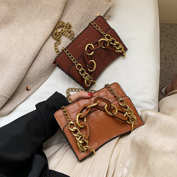 Eko bőrből készült modern női táska fém elemmel