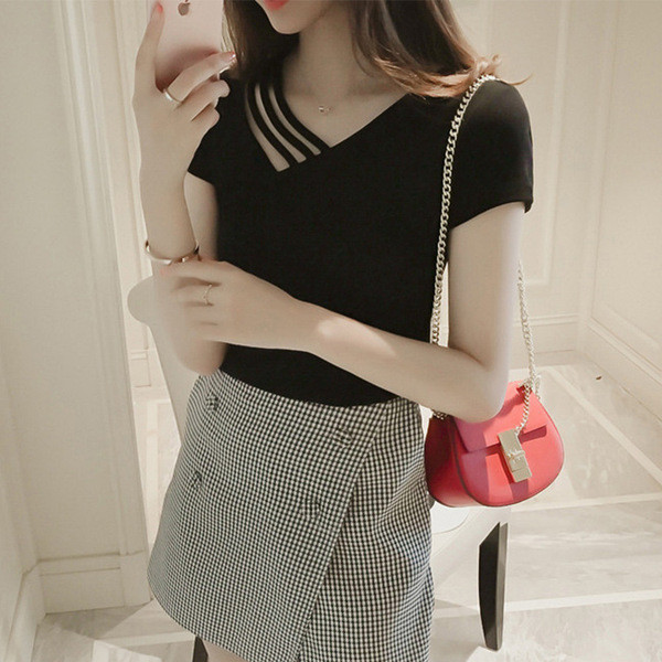 Női blúz rövid ujjal és spitz nyakkivágással