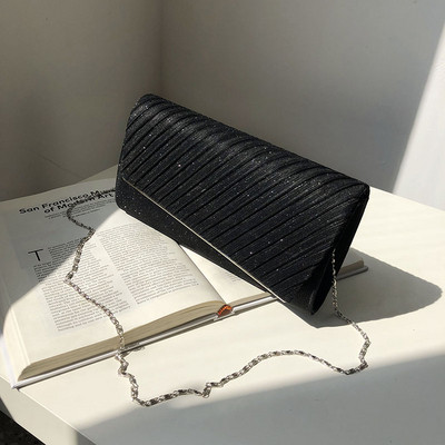 Stilīga sieviešu soma ar spīdīgu efektu un garu metāla rokturi