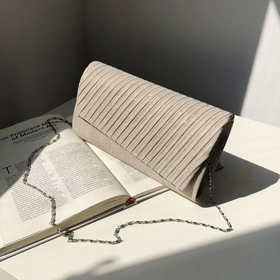 Stilīga sieviešu soma ar spīdīgu efektu un garu metāla rokturi