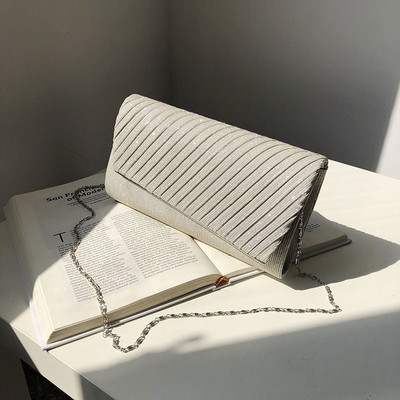 Stilīga sieviešu soma ar spīdīgu efektu un garu metāla rokturi