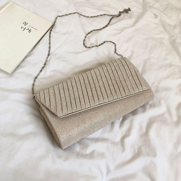 Stilīga sieviešu soma ar spīdīgu efektu un garu metāla rokturi