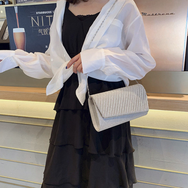 Stilīga sieviešu soma ar spīdīgu efektu un garu metāla rokturi