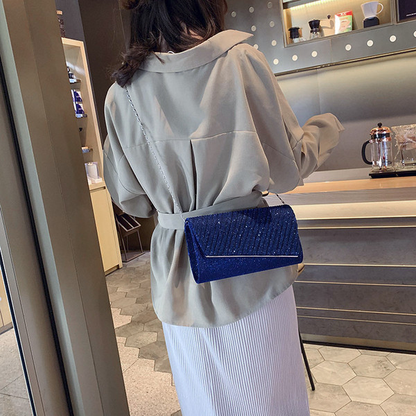 Stilīga sieviešu soma ar spīdīgu efektu un garu metāla rokturi