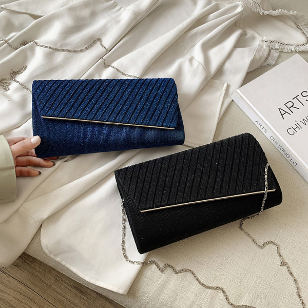 Stilīga sieviešu soma ar spīdīgu efektu un garu metāla rokturi