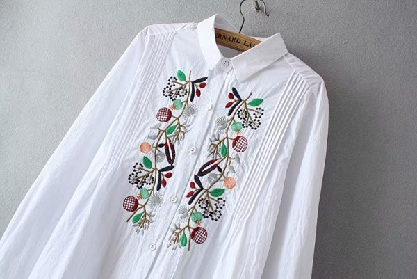 Klassikalise krae ja tikandiga vabaaja naiste särk