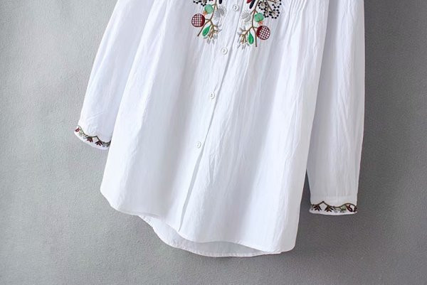 Klassikalise krae ja tikandiga vabaaja naiste särk