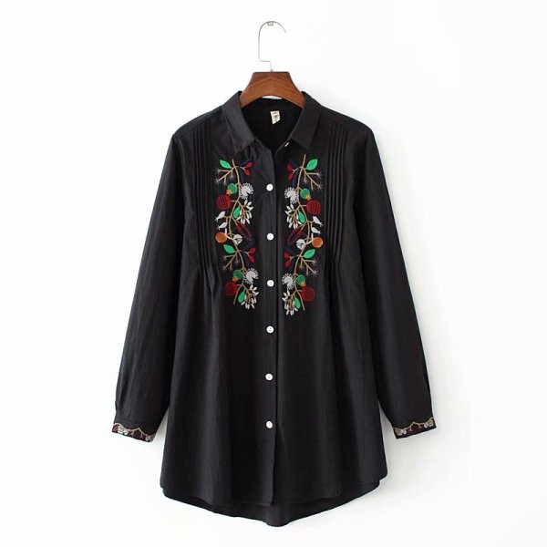 Klassikalise krae ja tikandiga vabaaja naiste särk