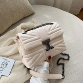 Női bőr táska fém csattal és hosszú lánccal