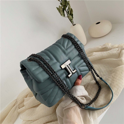 Női bőr táska fém csattal és hosszú lánccal