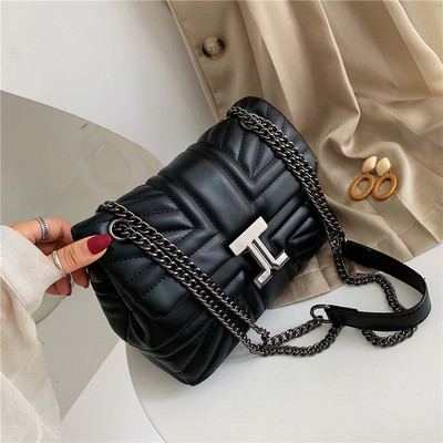 Női bőr táska fém csattal és hosszú lánccal