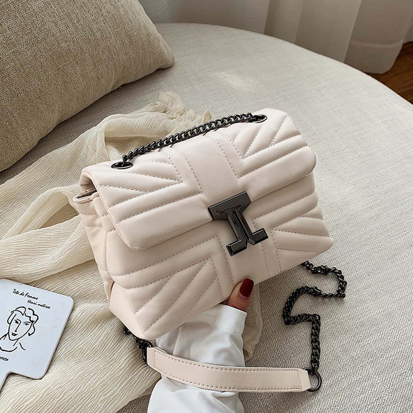 Női bőr táska fém csattal és hosszú lánccal