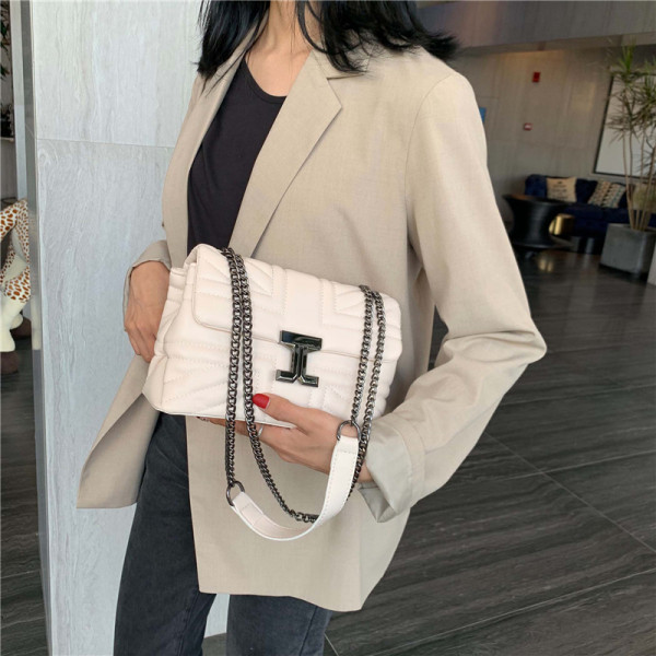 Női bőr táska fém csattal és hosszú lánccal