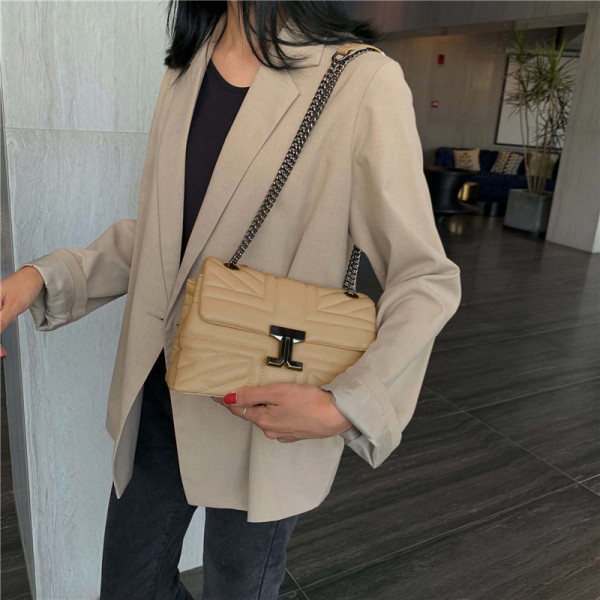 Női bőr táska fém csattal és hosszú lánccal