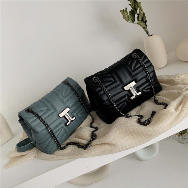 Női bőr táska fém csattal és hosszú lánccal