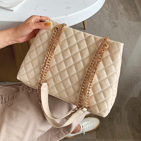 Moodne nahast õlakott ja metallist käepide