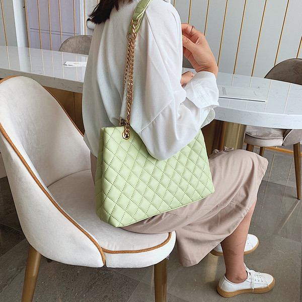 Moodne nahast õlakott ja metallist käepide