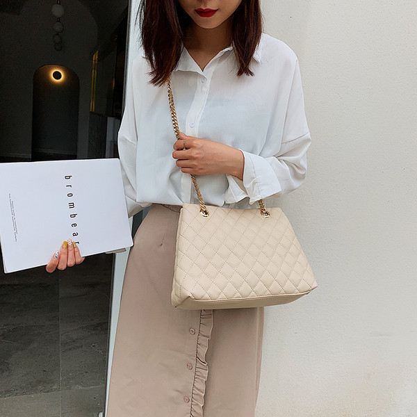 Moodne nahast õlakott ja metallist käepide