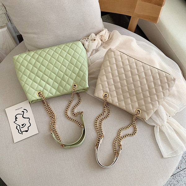 Moodne nahast õlakott ja metallist käepide