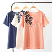 Alkalmi női póló zsebbel és hímzéssel