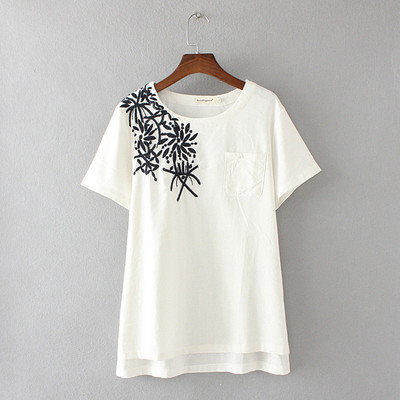 Alkalmi női póló zsebbel és hímzéssel