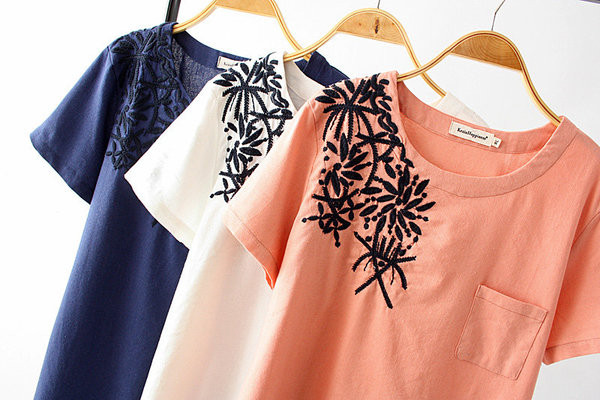 Alkalmi női póló zsebbel és hímzéssel