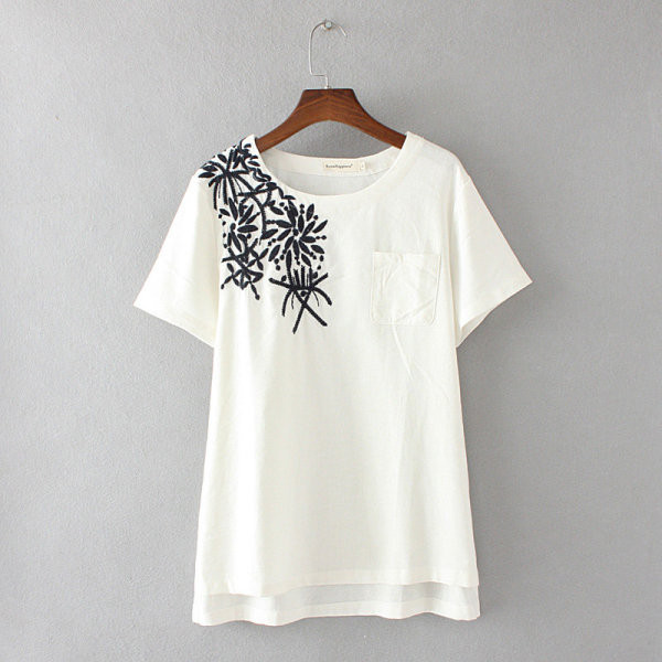 Alkalmi női póló zsebbel és hímzéssel