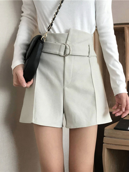 Pantaloni scurti eleganti de dama model larg cu talie inalta si curea