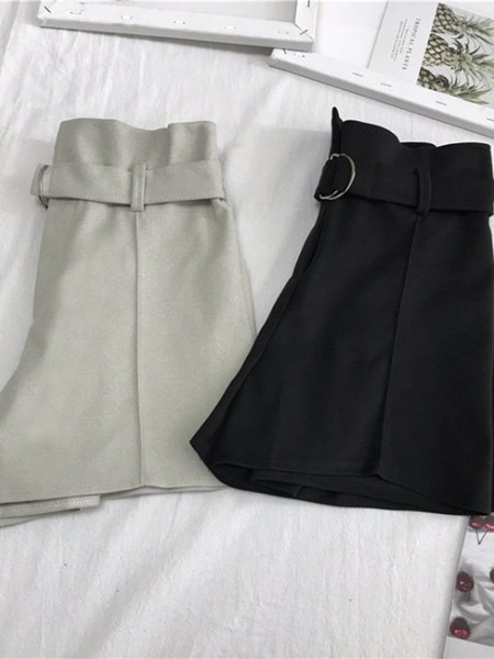 Pantaloni scurti eleganti de dama model larg cu talie inalta si curea