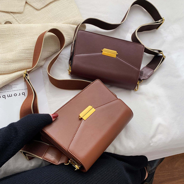 Ženska kožna torba s metalnom kopčom i podesivom ručkom