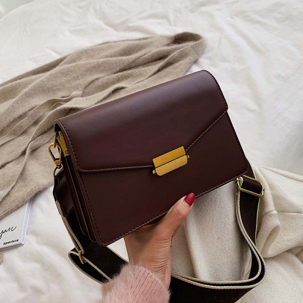 Ženska kožna torba s metalnom kopčom i podesivom ručkom