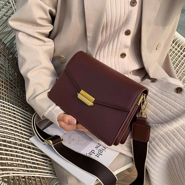 Ženska kožna torba s metalnom kopčom i podesivom ručkom