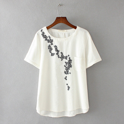 Alkalmi női póló rövid ujjal, hímzéssel és zsebbel