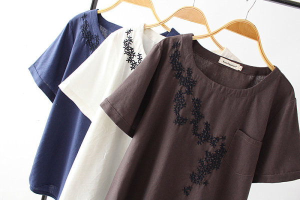 Alkalmi női póló rövid ujjal, hímzéssel és zsebbel