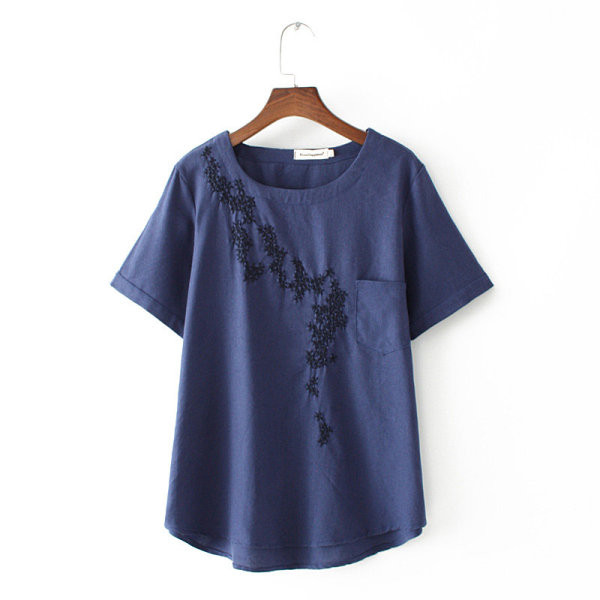 Alkalmi női póló rövid ujjal, hímzéssel és zsebbel