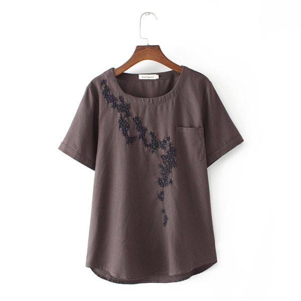 Alkalmi női póló rövid ujjal, hímzéssel és zsebbel