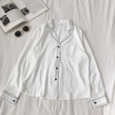 Moderns sieviešu krekls ar kabatu un pogām