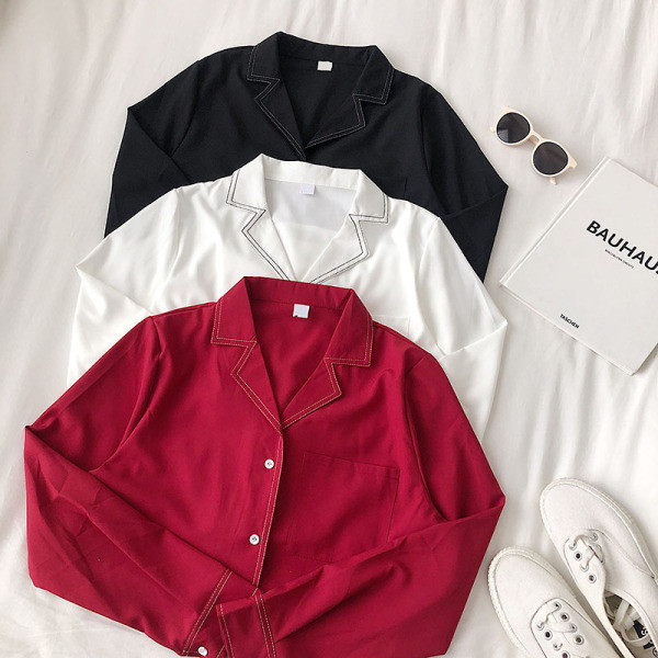 Moderns sieviešu krekls ar kabatu un pogām