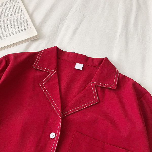 Moderns sieviešu krekls ar kabatu un pogām