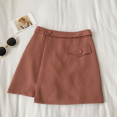 Aszimmetrikus női szoknya gombokkal