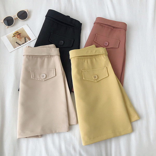 Aszimmetrikus női szoknya gombokkal