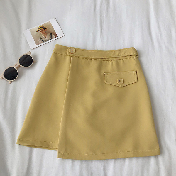 Aszimmetrikus női szoknya gombokkal