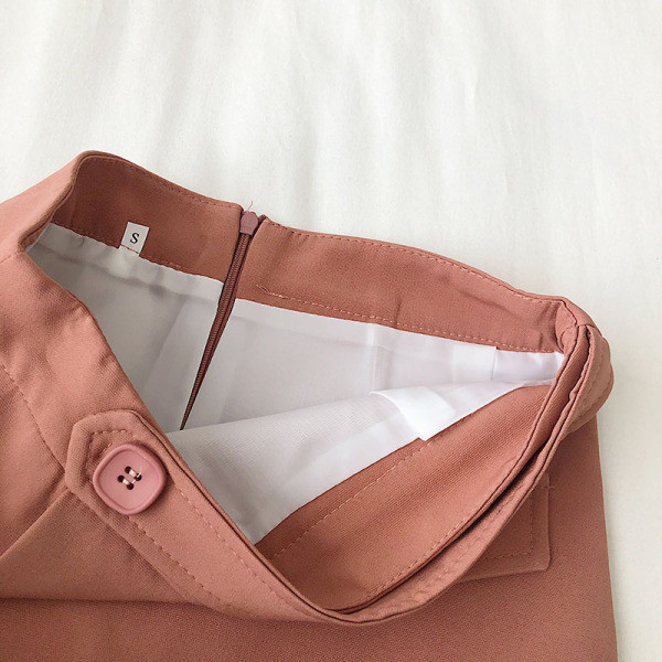 Aszimmetrikus női szoknya gombokkal