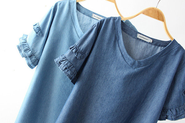 Alkalmi női farmer póló mély nyakkivágással és rövid ujjakkal