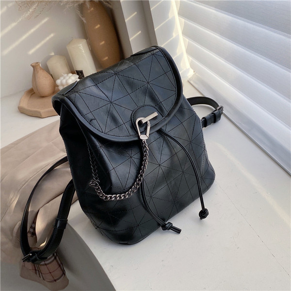 Sieviešu ikdienas ādas mugursoma ar metāla aizdari