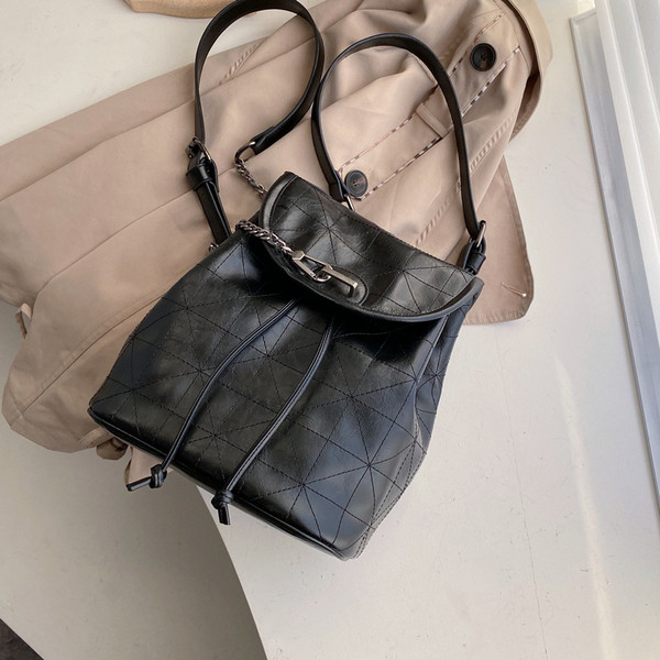 Sieviešu ikdienas ādas mugursoma ar metāla aizdari