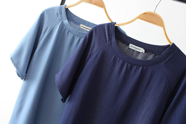 Vienkāršs sieviešu T-kreklu modelis ar ovālu kakla izgriezumu un īsām piedurknēm