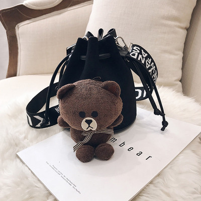 Moderni moteriška rankinė su ilga rankena ir meškiuko aksesuaru