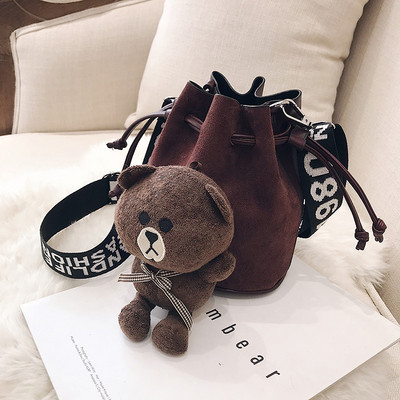 Moderni moteriška rankinė su ilga rankena ir meškiuko aksesuaru